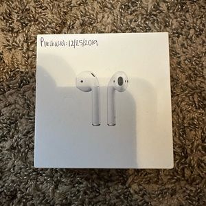 Apple AirPods w/wireless charging case (2nd gen)